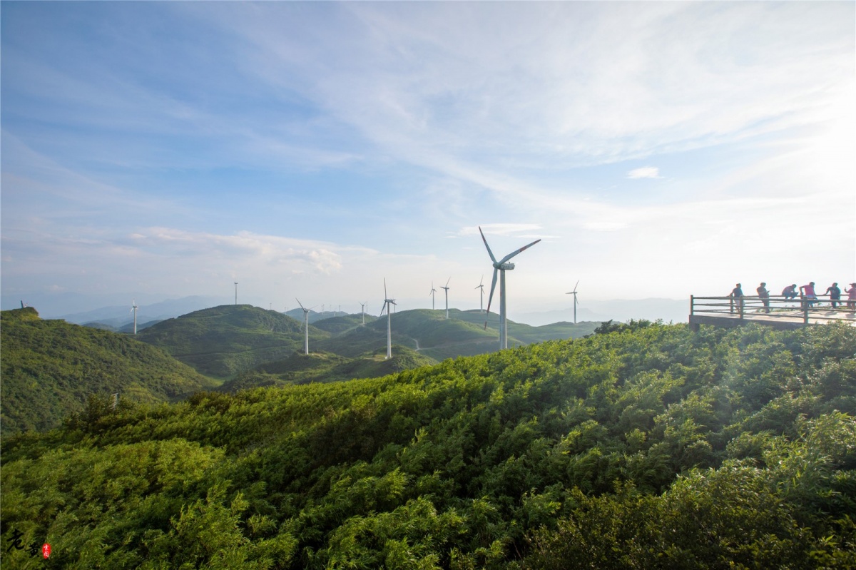 1:風車觀景臺,位於快到山頂的山腰上,離山頂就差一個彎道.