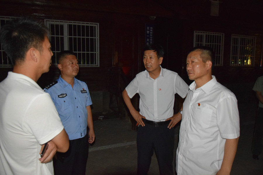 调度会后,刘兆忠,王贵普立即带领有关部门负责人赶到非法运营船只停靠