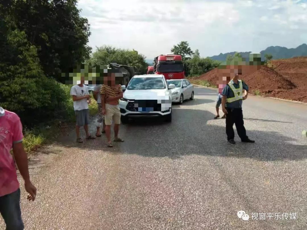 惊险平乐又发生一起交通事故现场有人倒地不起