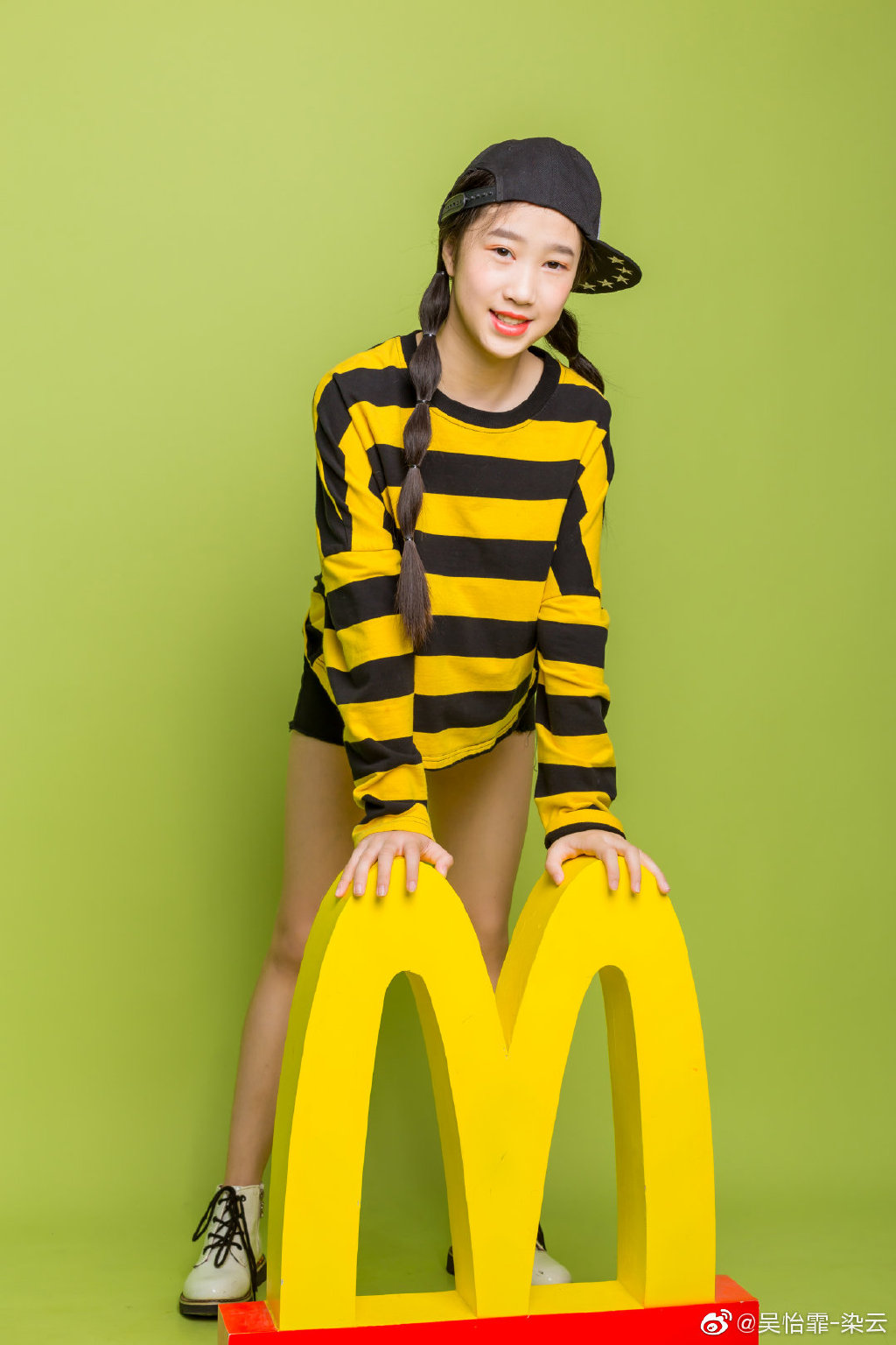 吴怡霏条纹上衣 必备款热裤穿搭 小心机秒变大长腿!