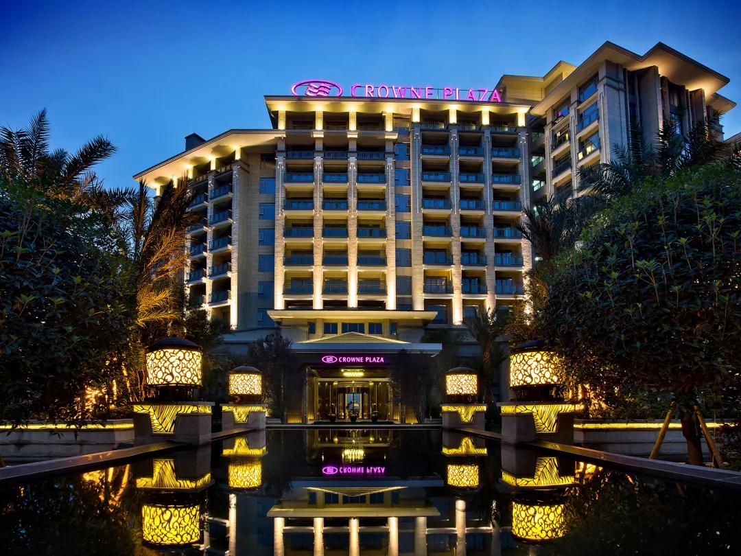 店酒于关·独享一份凉爽重庆保利花园皇冠假日酒店坐落在半山腰上的来