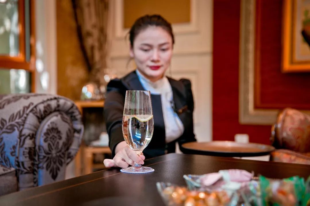 物业人员却主动照料起庭院里栽种的绿植;当业主的高跟鞋沾了泥污,自己