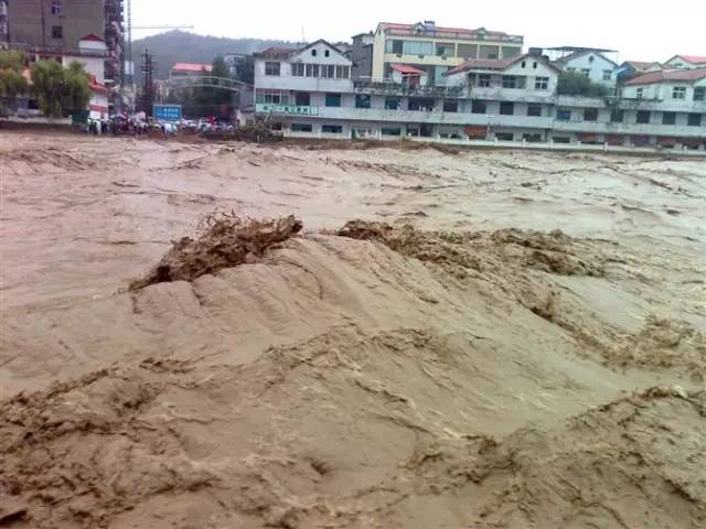 今天凌晨老君山鸣溪庄园倾盆暴雨又让我想起9年前的栾川724警钟长鸣