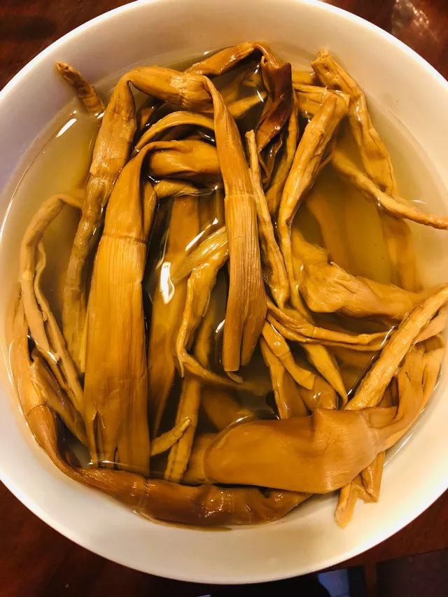 中途换几次水直到小笋干泡软我怕不太软又煮了几分钟切成小段煮好的