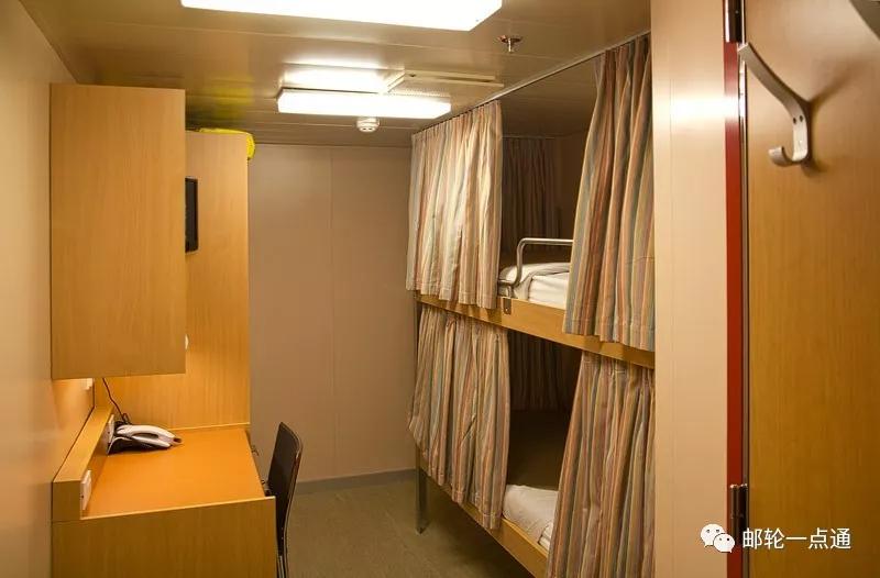 船员们不用为他们的住宿或在船员食堂吃饭付钱.