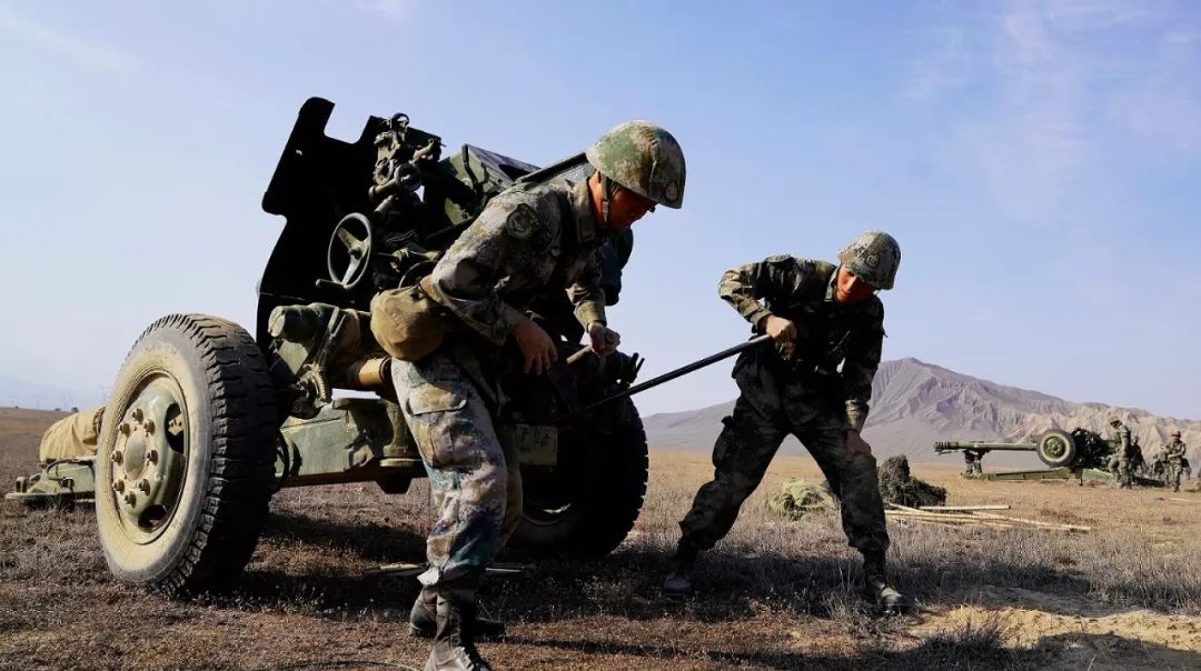 机动至战场在坦克,装甲车,武装直升机多兵种协同配合下官兵们冲锋陷阵