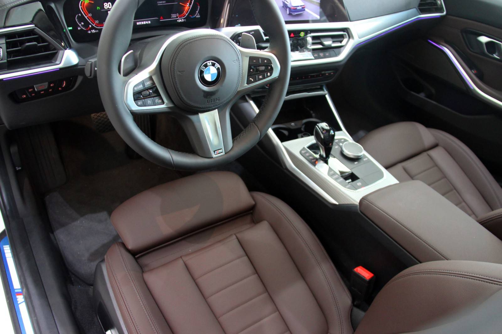 蓝天白云在路上探店宝马3系2020款325lim运动曜夜版