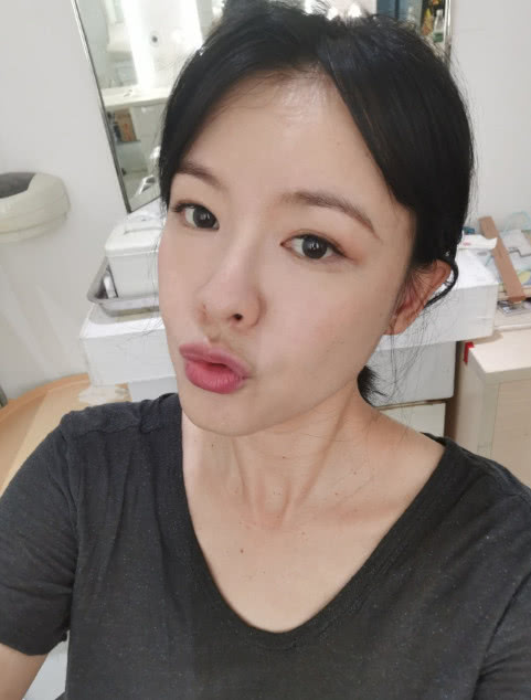 原创李艾产后晒素颜照脖子上黑痣颈纹明显自嘲有工开就不错