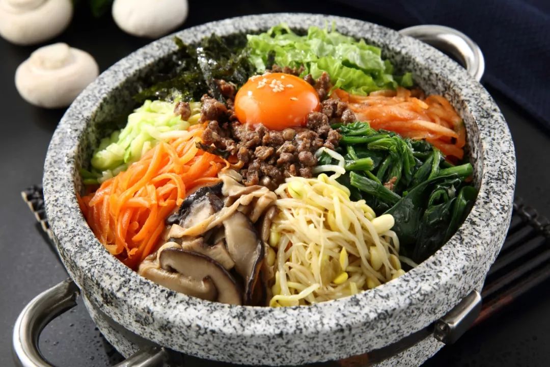 石锅拌饭,进店 必点的韩式美食,多种配菜平铺于米饭之上,最上层的流黄