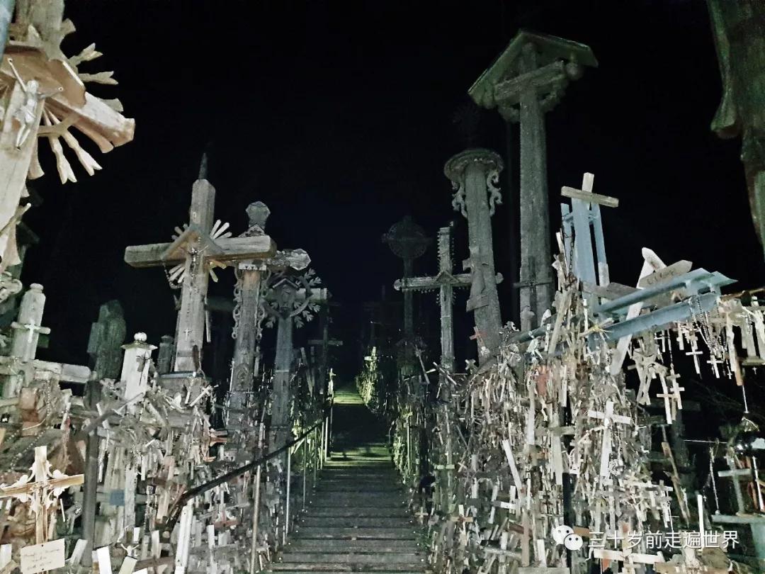世界上最神秘的朝圣地里面放置了20万个十字架自驾环球