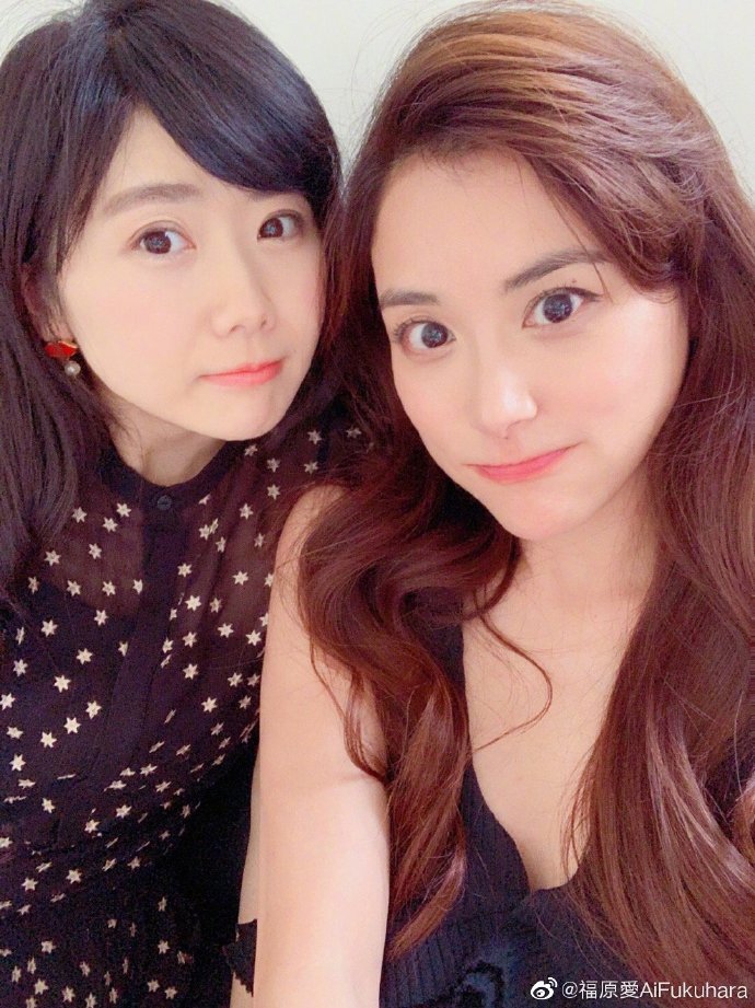 原创福原爱与老公姐姐同框比美两人对镜温柔捧脸无比俏皮