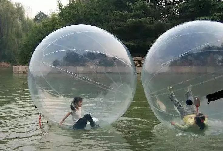 硬物刺破可能漏气,呆10分钟就缺氧水上步行球这些游乐设施也请家长