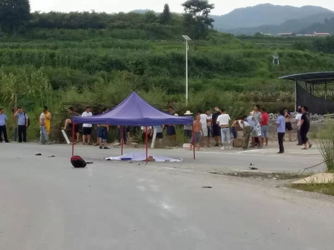 湘西:渣土车与女士摩托相撞 致二人死亡,肇事车逃逸,发现请报警!