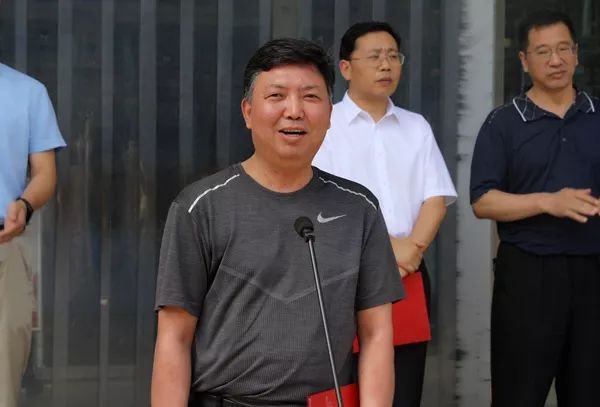 市中心医院常务副院长张君平,市第二人民医院党支部书记朱永军,市中心