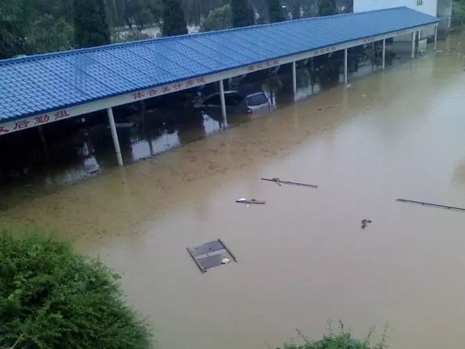 今天凌晨老君山鸣溪庄园倾盆暴雨又让我想起9年前的栾川724警钟长鸣