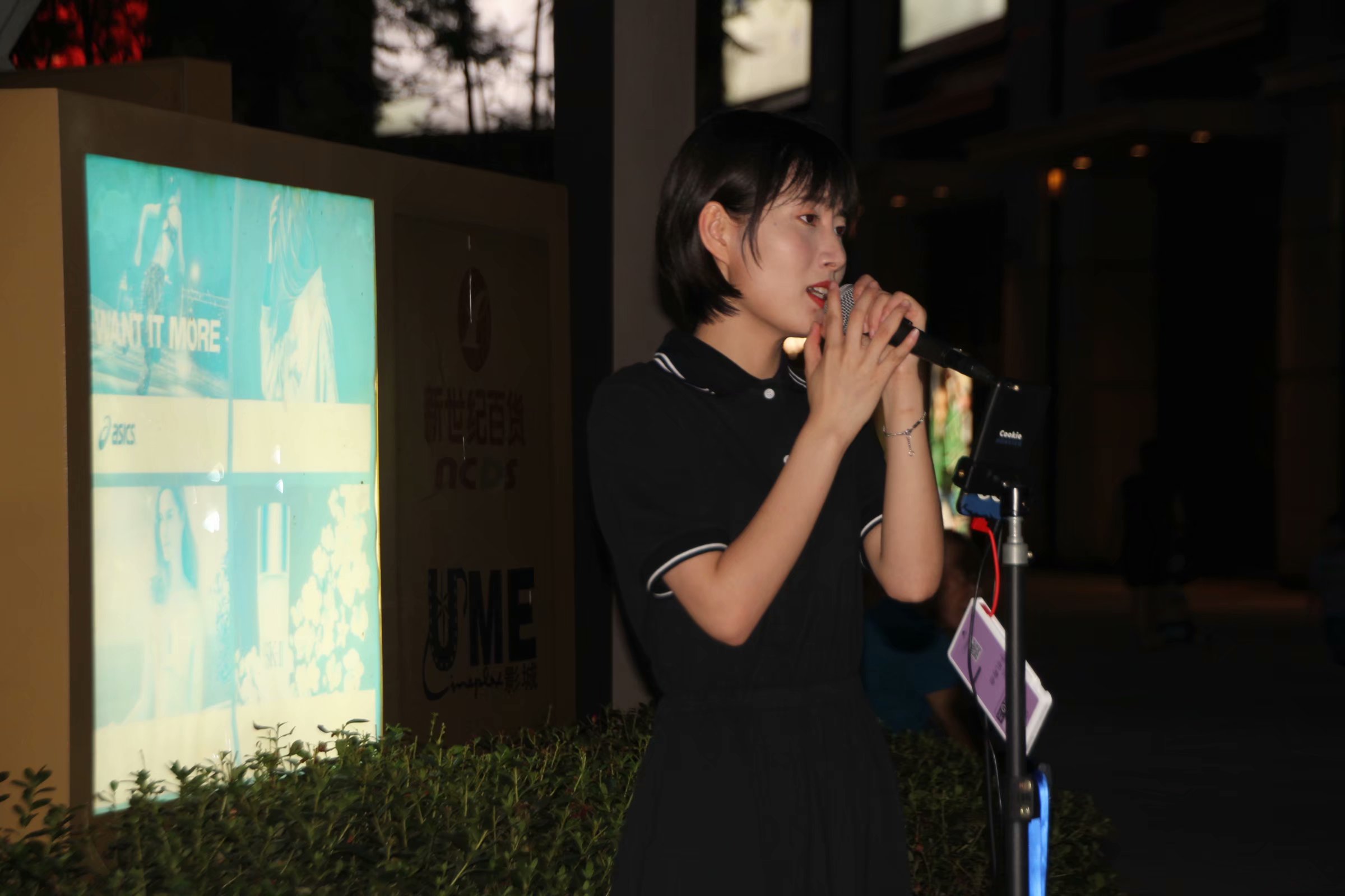 抖音网红女歌手现身重庆街头献唱卖艺全国巡演为贫困山区募捐