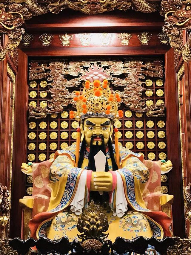 道场,相当于自己家一样的地方,君不见以前的传说都说五爷是黑脸儿的么