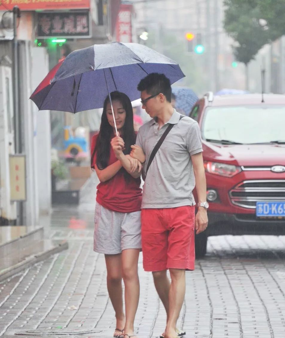 男人为女人撑伞图片