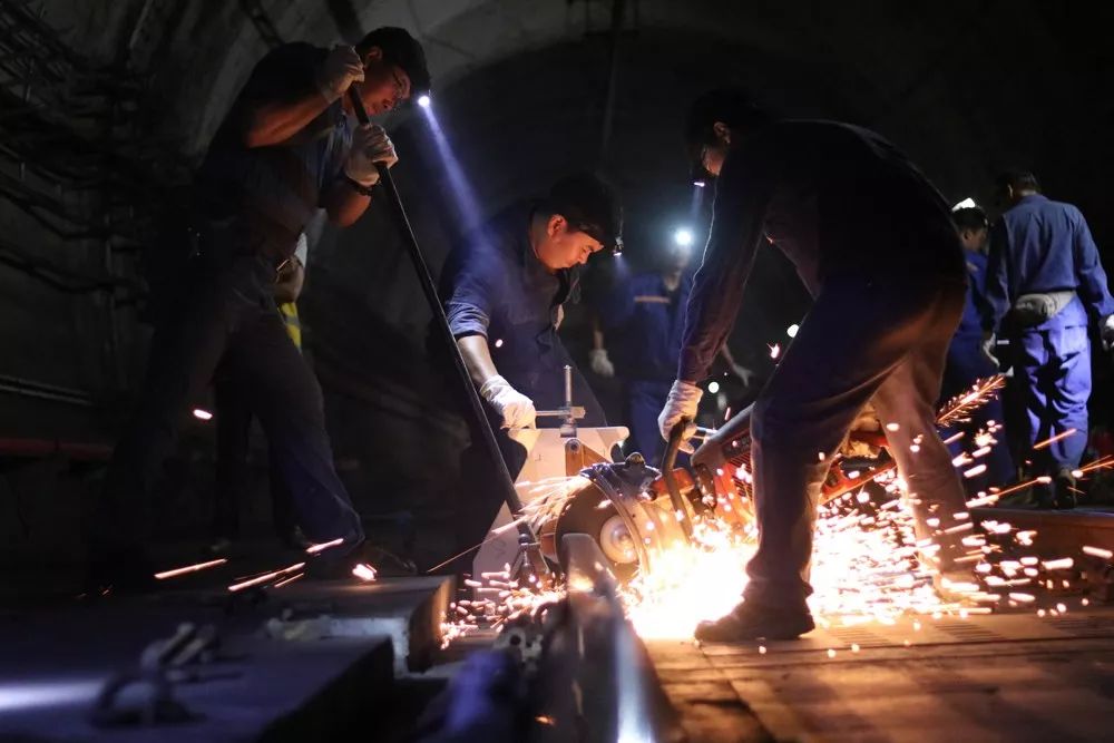 西安地铁隧道里的"打铁花"_钢轨