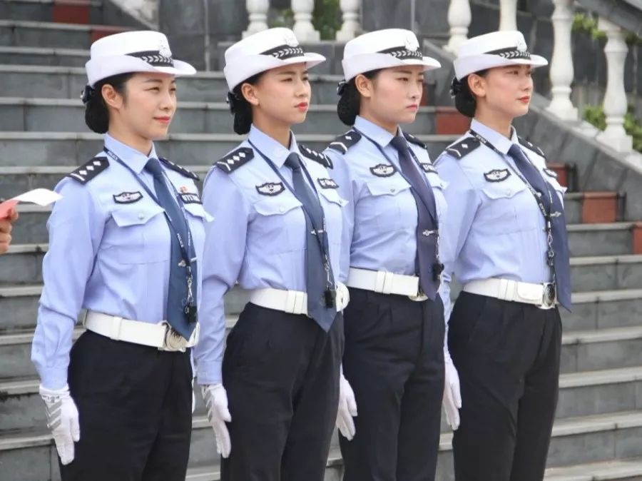 女交警敬礼图片图片