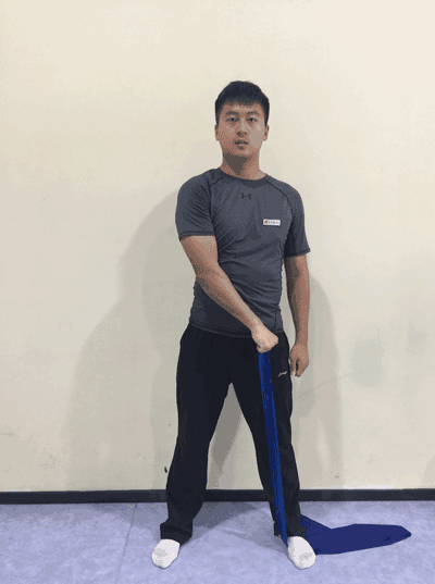 肩外旋运动: 手肘弯曲90度夹毛巾,手臂向外旋转,拉长弹力带,10下/组
