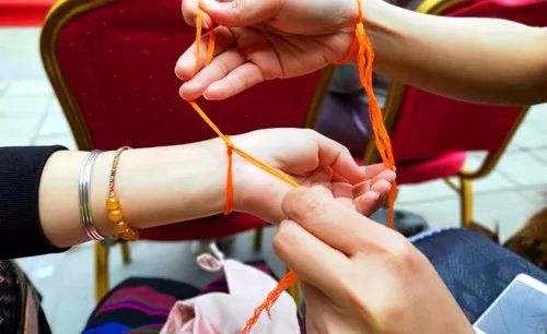 傣族传统习俗拴线仪式