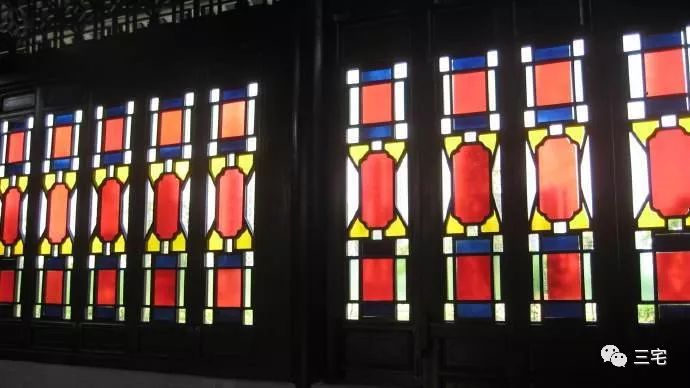 百科满洲窗由传统的木框架镶嵌套色玻璃而成