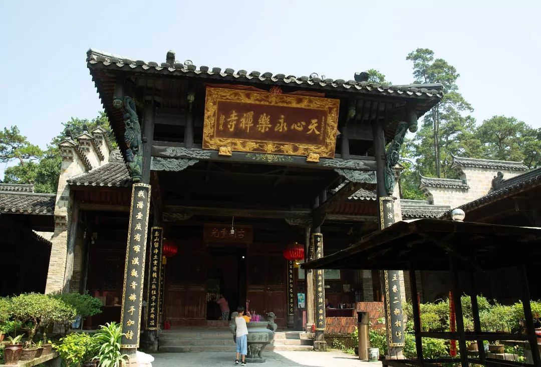 开园仪式结束后,嘉宾们前往参观"大红袍祖庭"——天心永乐禅寺