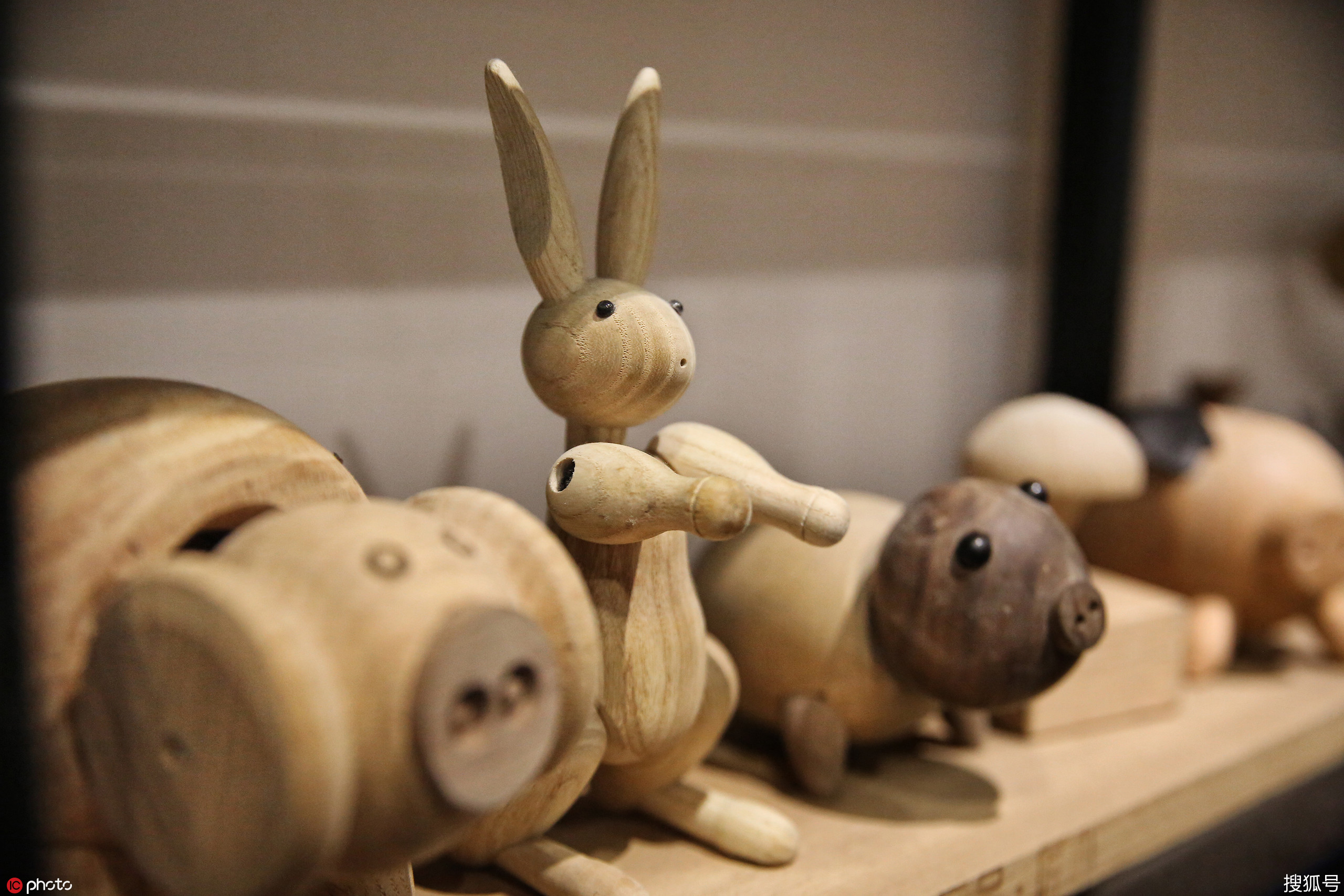 丽水匠人沉醉木工 一手打造精美"木头屋"民宿