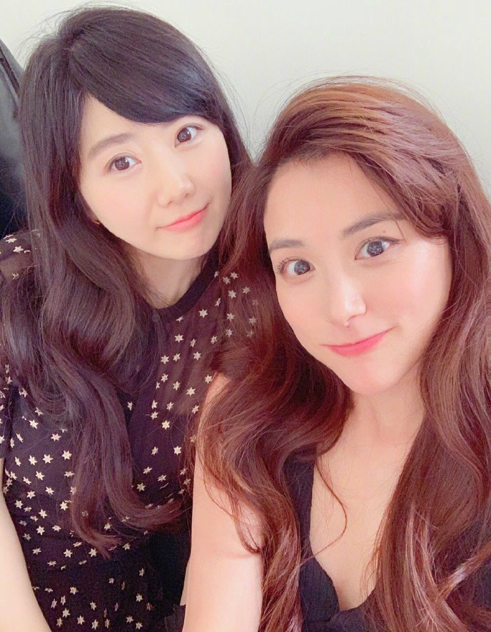 福原爱与老公姐姐合照比美两人深色穿搭嘟嘴卖萌颜值可以出道
