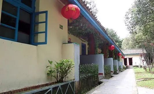 亭楼倚林鸟语花香,环境雅致其林木苍翠,遮天蔽日福缘山庄位于曲靖至