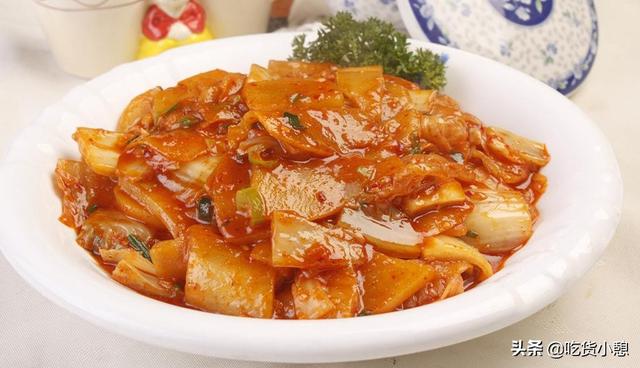 67食材:辣白菜,土豆,盐,油,鸡精,葱做法:1,土豆去皮后切薄片,用清水