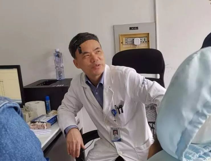 看新闻警惕20多岁小姑娘耳屎总也掏不尽一查耳朵瞬间吓哭