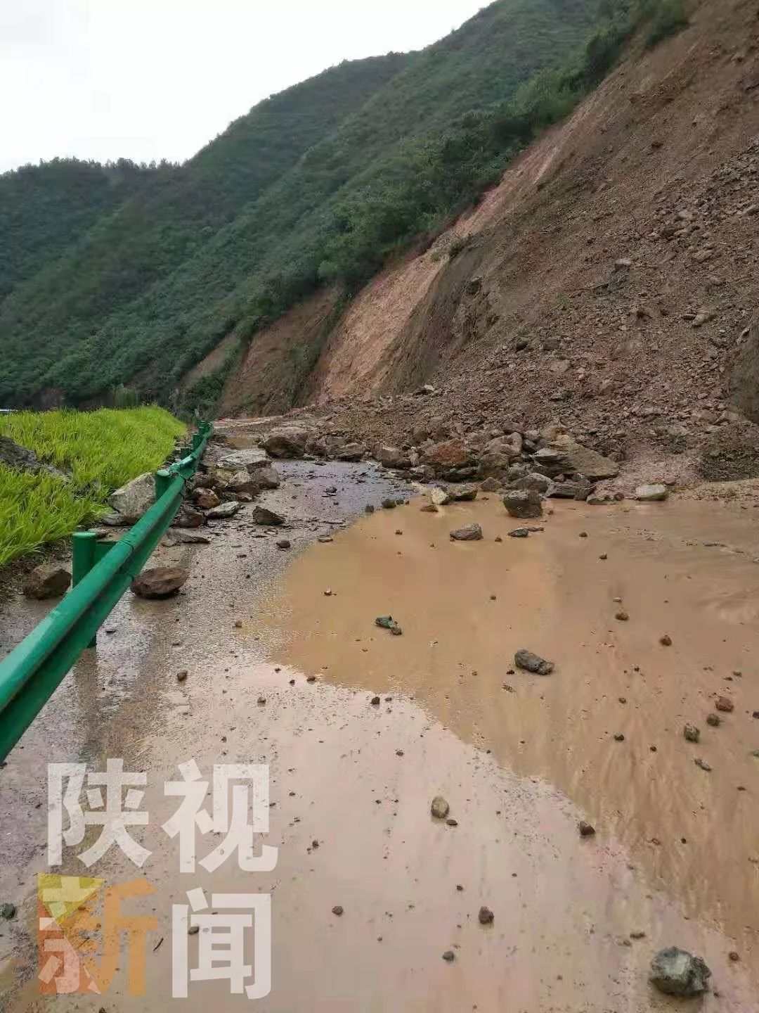 暴雨后,略阳交管部门迅速启动应急预案,分赴各辖区道路进行排查.