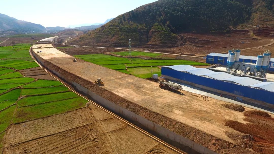 石青山為之讓道攻堅三川特大橋預製和架設節點下一階段項目管理團隊將