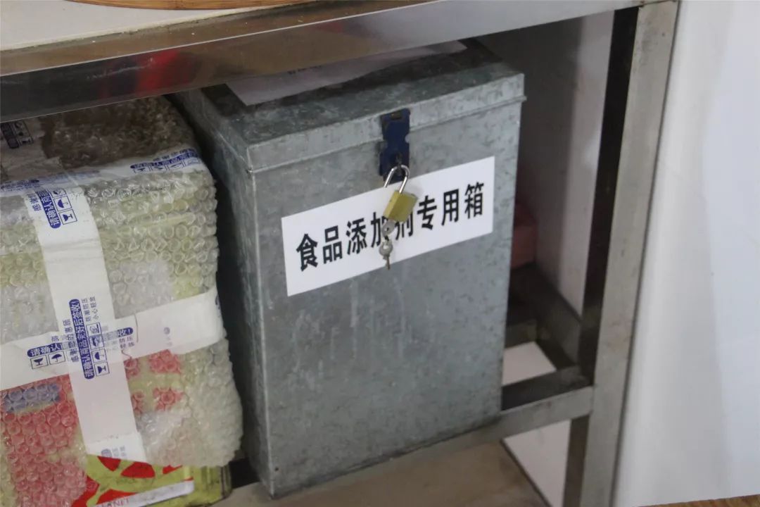 食品添加剂用专柜处理安全隐患刀具,砧板未实行色标管理垃圾桶未加盖