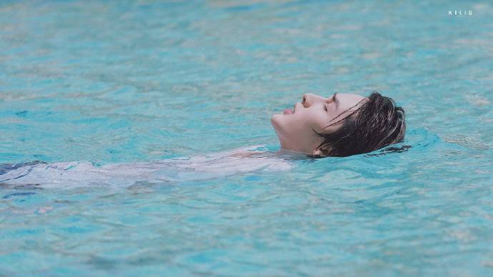 理想中的夏天怎么能少了朱正廷 夏天必备的八块腹肌你值得拥有_帅哥