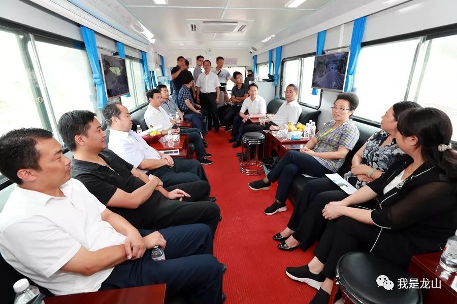 1分30秒第一视角视频带你坐上火车看黔张常铁路