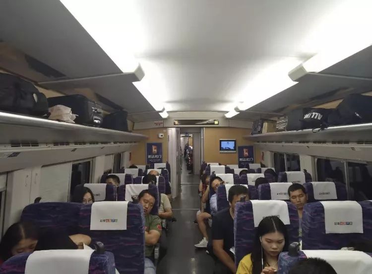 67一动车在肇庆东站紧急停车接下来一幕让人惊心又暖心