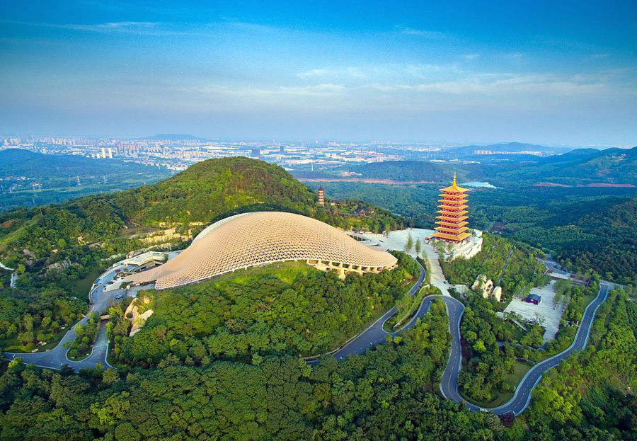 南唐时期又在普觉寺的基础上增建了毗卢殿,辟支佛塔,天王殿,白云梯等