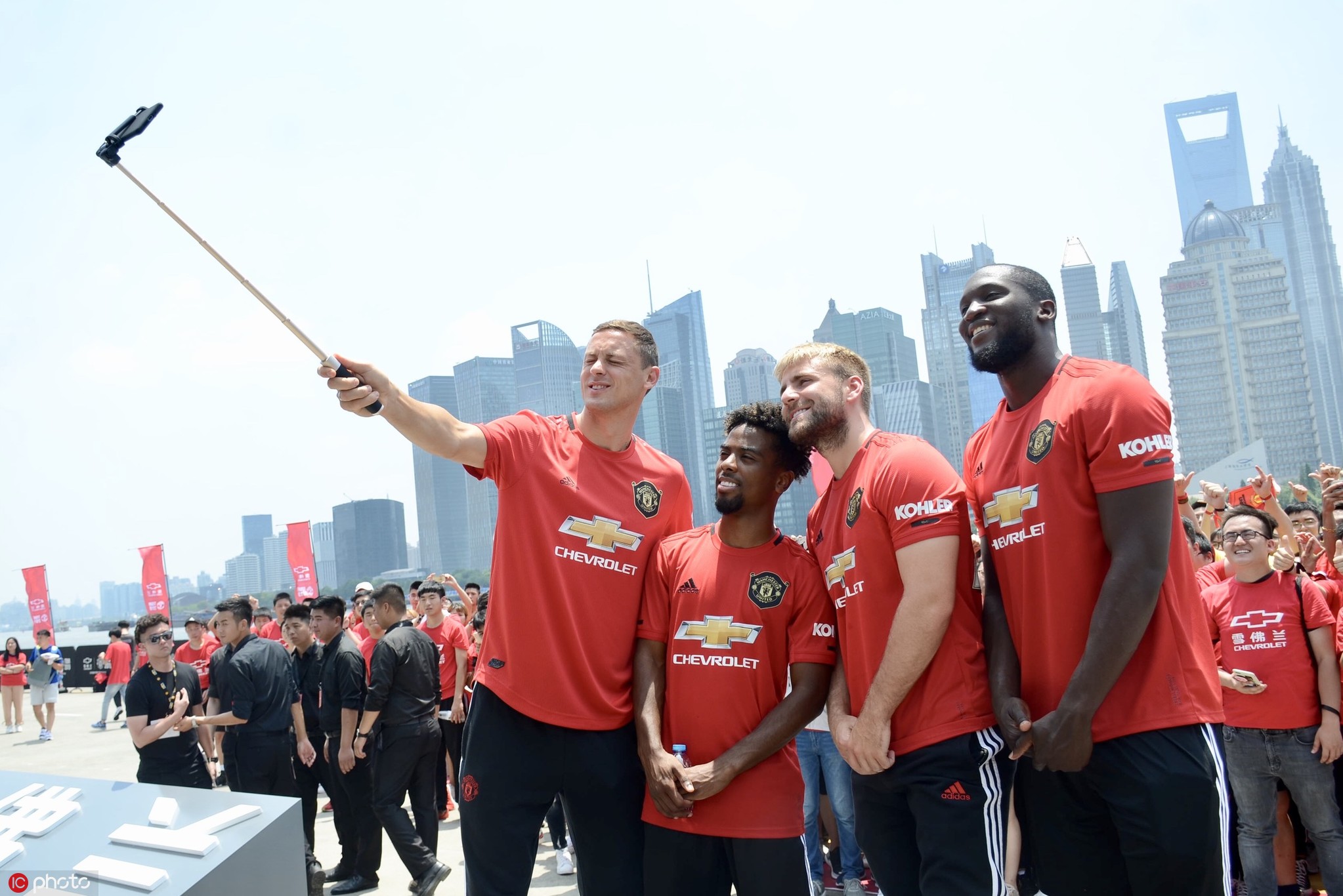 曼联球员众将出席活动 黄埔江边大拍合影