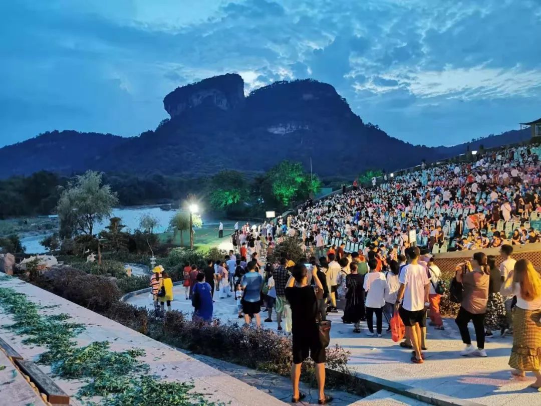 張藝謀,王潮歌,樊躍領銜全球首座環景概念劇場演出——《印象大紅袍》