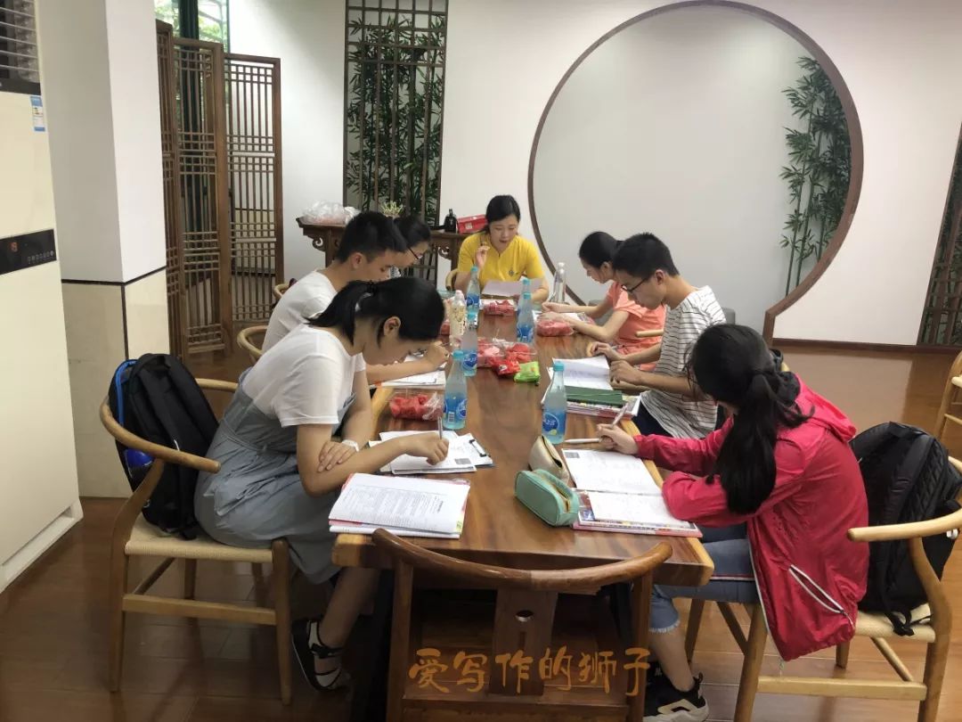 每年暑假老师无偿上门辅导学生!杭州这所名校为什么坚持了19年?_育才