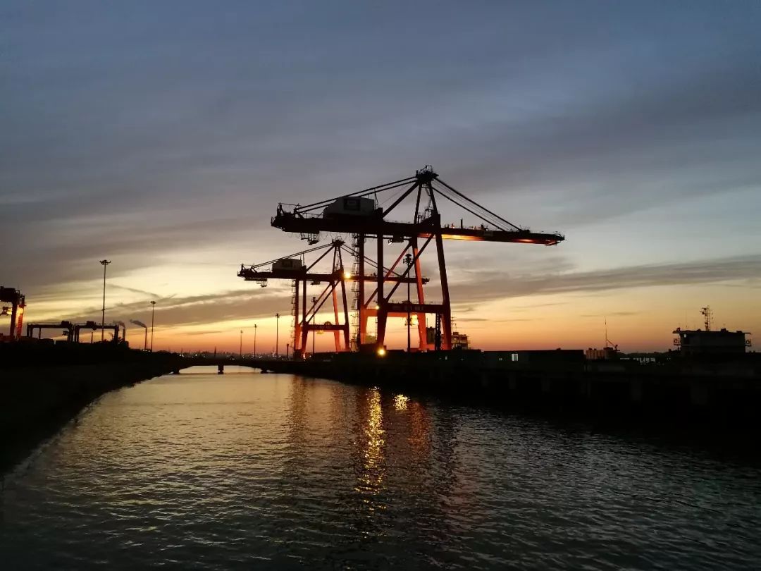 sos邮件停靠在镇江大港港口的外轮上一船员想回家遭船方阻拦