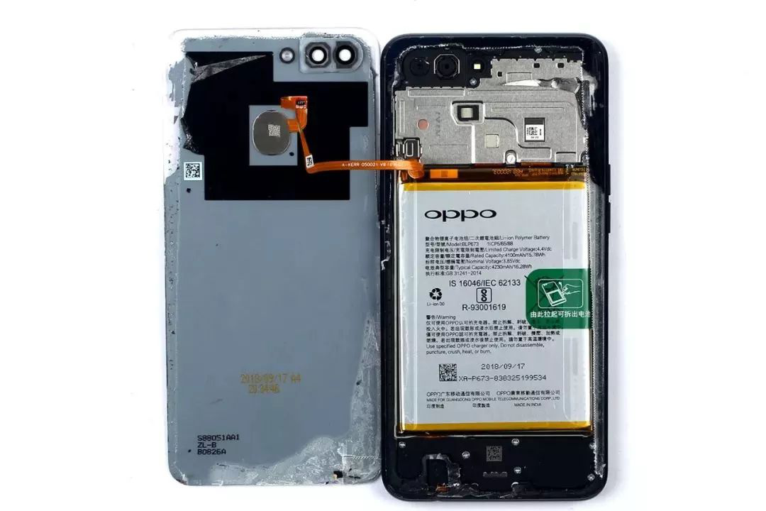 realme2采用后拆式设计,后盖与机身通过卡扣以及边缘