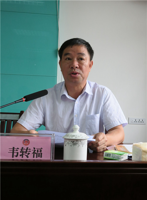自治县副县长韦转福通报全县脱贫攻坚产业扶贫,住房保障工作情况听取