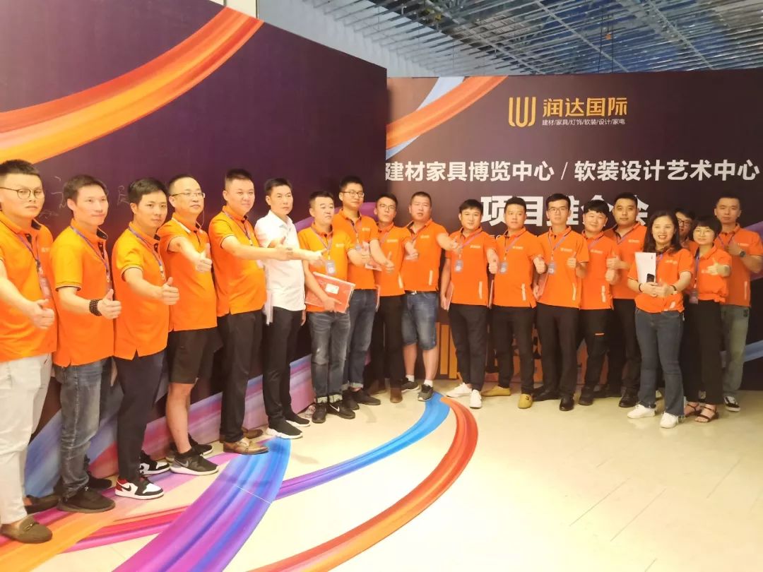 江西润达企业集团招商中心总经理李秧红女士立足商户发展,充分解释了