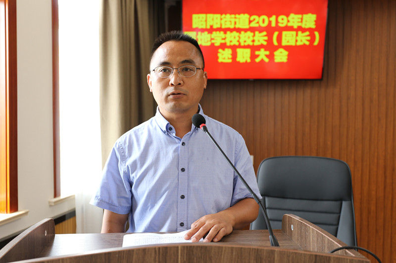 (鸿鸣)兴化市人大代表,市老区"三会"会长卞正祥介绍教育扶贫的目的和