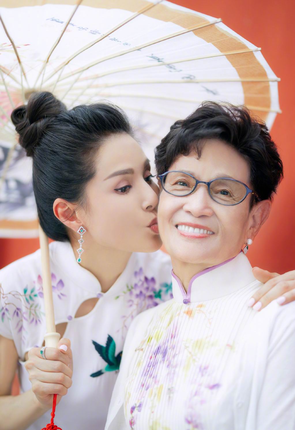 "小龙女"李若彤与妈妈的旗袍写真曝光,母女俩长得超像气质太好