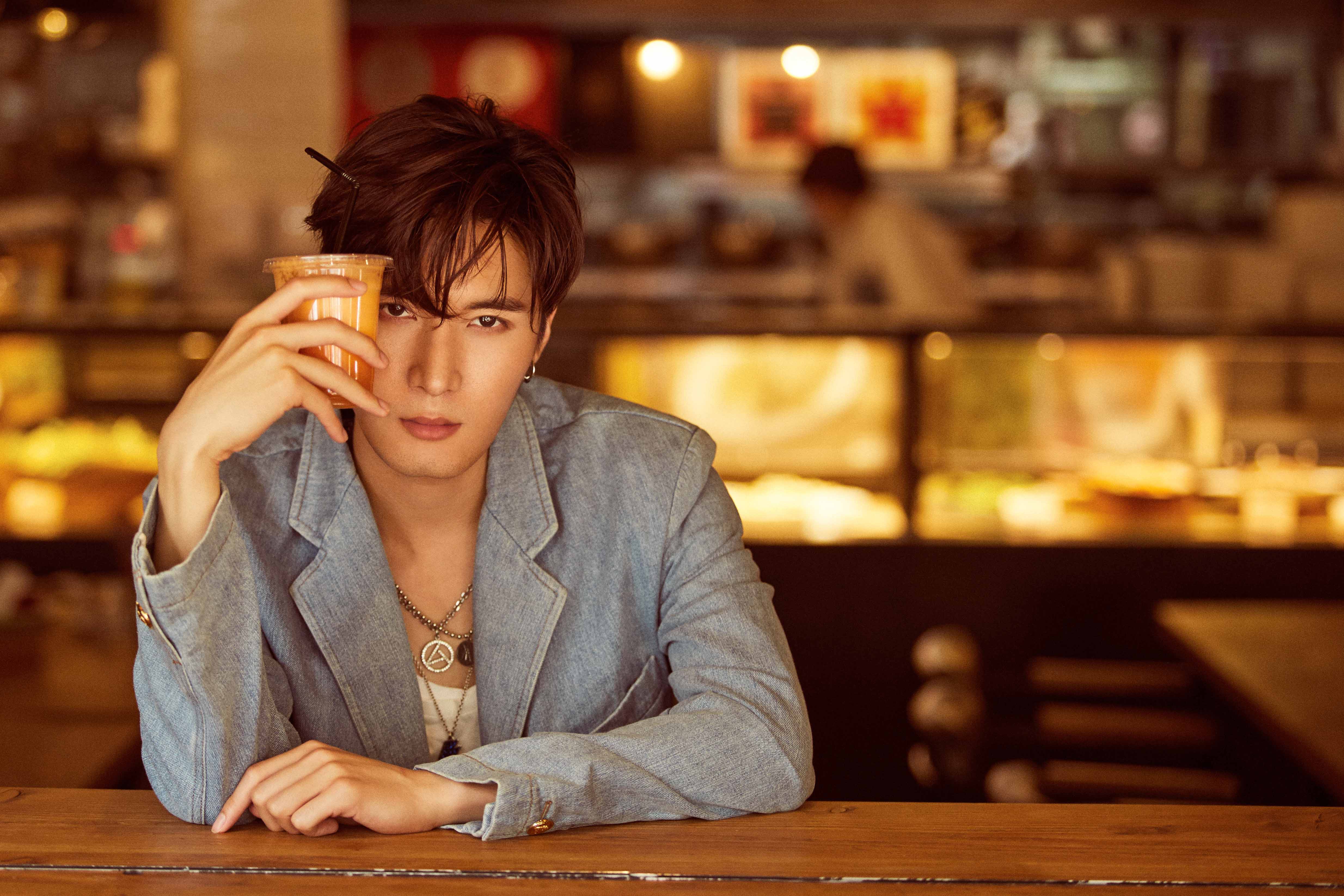 刘海宽最新写真来袭解锁温暖忧郁气质